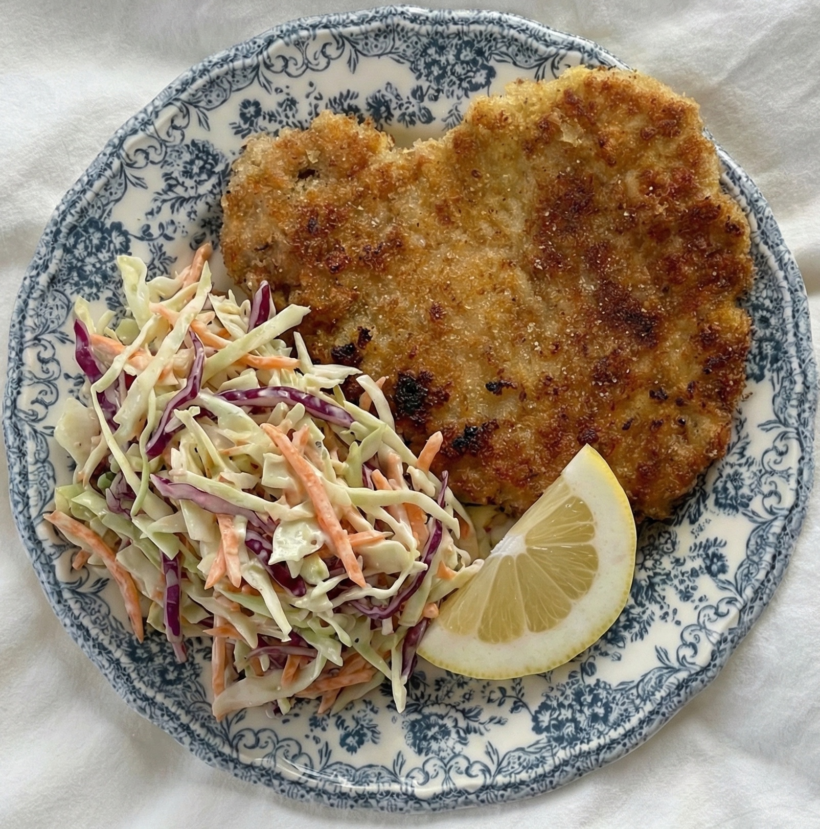 Готовый куриный шницель с коул-слоу